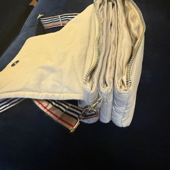 CUTE PUFFY GRAY LIGHTWEIGHT CROSSBODY WITH COMFORTABLE STRAP - Picture 5 of 7